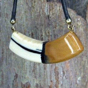 kleines Bogencollier mit brauner Färbung