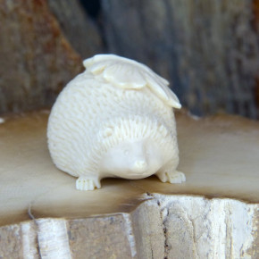 Igel mit Ahornblatt