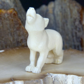 heulender Wolf aus Mammut-Elfenbein