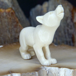 heulender Wolf aus Mammut-Elfenbein