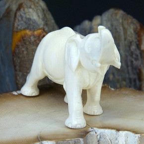 Elefant aus hellem Mammut-Elfenbein