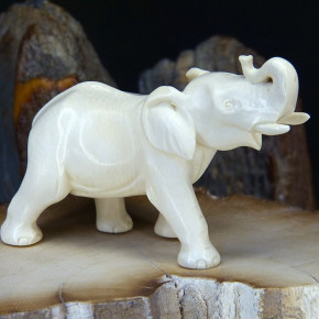 Elefant aus hellem Mammut-Elfenbein