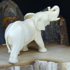 Elefant aus hellem Mammut-Elfenbein