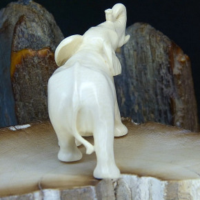 Elefant aus hellem Mammut-Elfenbein