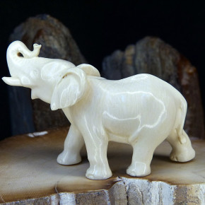 Elefant aus hellem Mammut-Elfenbein