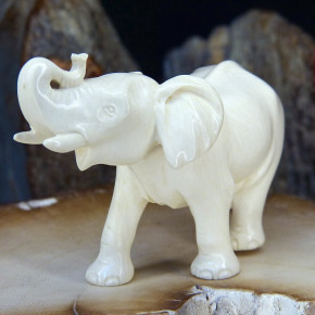 Elefant aus hellem Mammut-Elfenbein