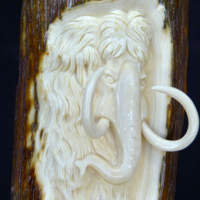 Mammut-Relief aus der Rinde