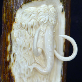 Mammut-Relief aus der Rinde