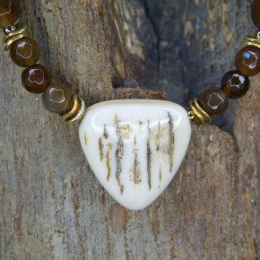 zartes Collier mit braunem Achat und Mammut