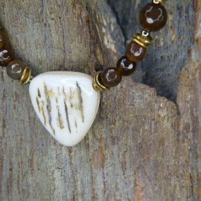 zartes Collier mit braunem Achat und Mammut