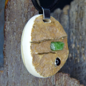 Mammut-Rindenanhänger mit Diopsid und Granat