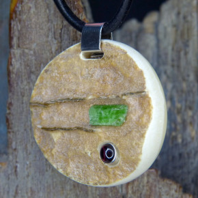 Mammut-Rindenanhänger mit Diopsid und Granat