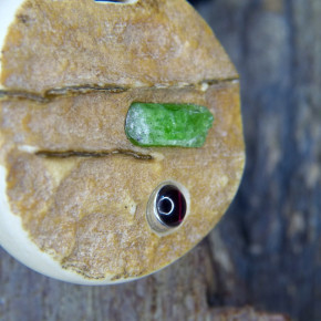 Mammut-Rindenanhänger mit Diopsid und Granat