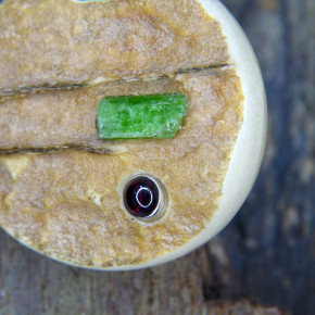 Mammut-Rindenanhänger mit Diopsid und Granat