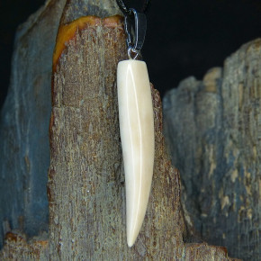 cremiger Zahnanhänger schlank