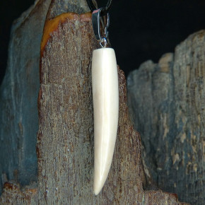 cremiger Zahnanhänger schlank