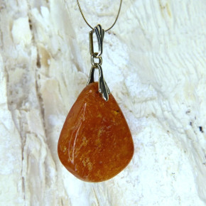 Bernstein-Anhänger grieselig