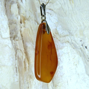 Bernstein-Anhänger trüb