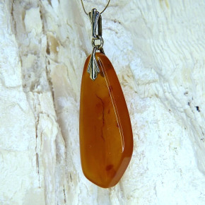 Bernstein-Anhänger trüb