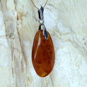 kleiner Bernstein-Anhänger trüb