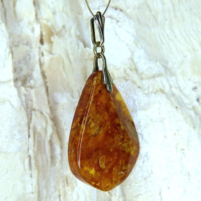 Bernstein-Anhänger mit schönen Einschlüssen