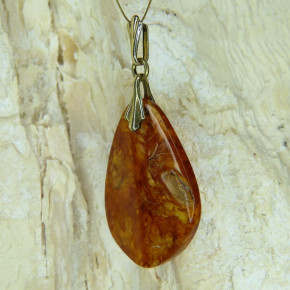Bernstein-Anhänger mit schönen Einschlüssen