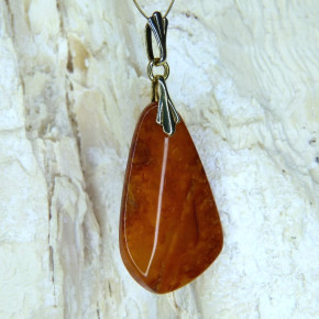 Bernstein-Anhänger undurchsichtig