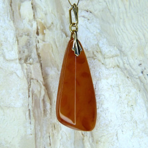 länglicher Bernstein-Anhänger trüb