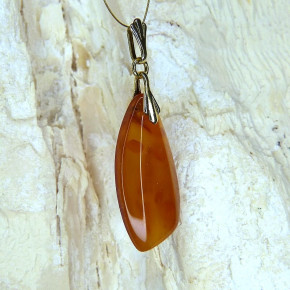 kleiner Bernstein-Anhänger trüb