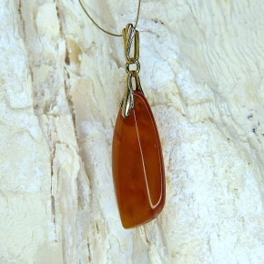 kleiner Bernstein-Anhänger trüb