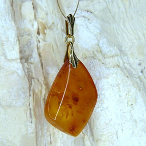 Bernstein-Anhänger leicht gewolkt