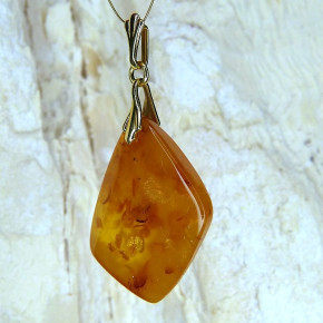 Bernstein-Anhänger leicht gewolkt