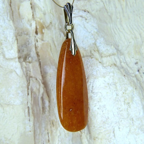 flacher Bernstein-Anhänger grieselig