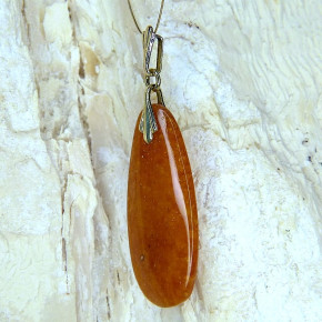 flacher Bernstein-Anhänger grieselig