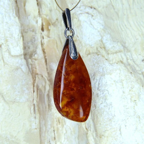 Bernstein-Anhänger mit vielen Einschlüssen