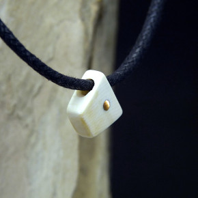 Mammut-Anhänger am Band