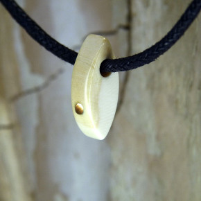 Mammut-Anhänger mit poliertem Messing