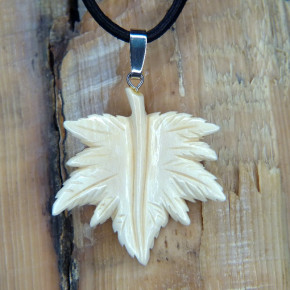 Ahornblatt als Anhänger