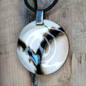 Schöner Scheibenanhänger mit Türkis