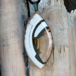 schöner Mammut-Anhänger mit Bernstein