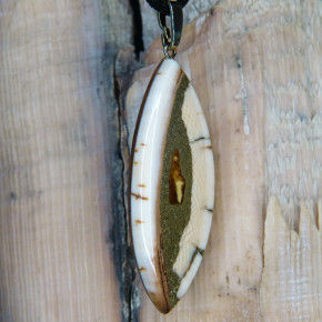 schlanker Mammut-Anhänger mit Bernstein