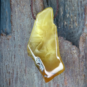 Bernstein-Anhänger mit natürlicher Kruste