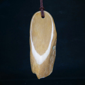 brauner Mammut-Anhänger mit Bruchkante