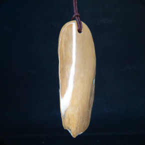 brauner Mammut-Anhänger mit Bruchkante