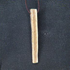 langer Anhänger mit natürlicher Bruchkante