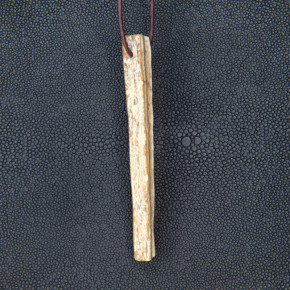 langer Anhänger mit natürlicher Bruchkante