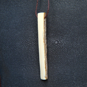 langer Anhänger mit natürlicher Bruchkante