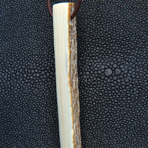 langer Anhänger mit natürlicher Bruchkante