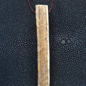 langer Anhänger mit natürlicher Bruchkante