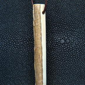 langer Anhänger mit natürlicher Bruchkante